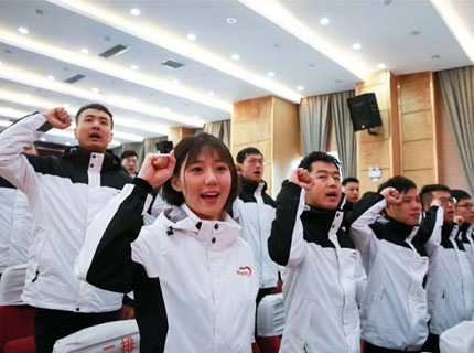 恒大扶貧:睿牛戶外生產三合一沖鋒衣的貨期品質很滿意